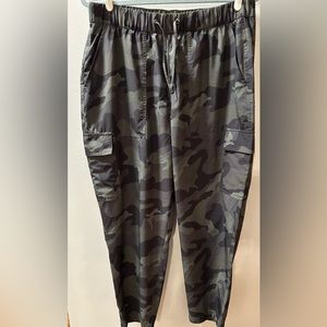 EUC Old Navy StretchTech Cargo Pants, Green Camo, Size L